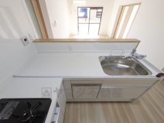 広々とした凸型シンクに洗剤ポケットを標準装備。大きなお鍋など洗いやすいです。