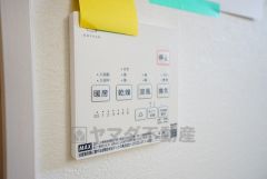 浴室暖房乾燥機付き。天候に左右されず、いつでも好きなときに洗濯物を干せるので、仕事や家事で忙しい方に重宝します。