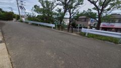 現地（2025年9月10日）撮影。大型車の通行が少なく、騒音や振動が少ないので静かで快適な生活を送れます。