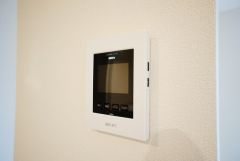 防犯はもちろん、セールスマン対策にもなるモニター付きインターホンです。お子さん1人での留守番時にも活躍しそうです。