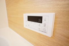 湯量・湯温の設定、そして保温までワンタッチのフルオートバス。便利な追い炊き機能付きです。