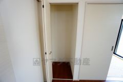 同仕様写真。物が散らかりやすいリビングに収納スペースを確保。書類や雑貨をひとまとめにできまるため、お部屋をすっきりさせることが出来ます。