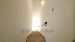 小さなお子様やご高齢の方でも安心できる、手すり付き階段。段差も低めで設定されており、安全性にも優れています。