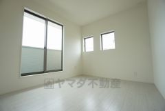 同仕様写真。2面採光を確保した明るい室内は、風通しも良く、大変居心地の良い空間となっております。爽やかな風を感じて起きる朝は、快適生活の始まりに。