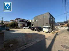 大通りから離れた静かな住宅街。車通りも少なく安心。