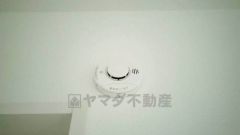 火災による煙や熱を感知して、警報音やブザー等で火災の発生を知らせてくれる火災警報器。