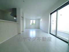 大きな窓のあるリビングは、陽光あふれる明るい空間です。居心地良く、ご家族皆がゆったり寛げる憩いの空間となりそうです。