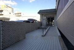 ベビーカーや車椅子に配慮されたスロープが設置されています。