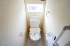 温水洗浄機付トイレです。節水機能もあるので、安心して使えますね。もちろん、1階2階の2ヶ所にトイレがあるので、忙しい朝にもゆとりができますね。