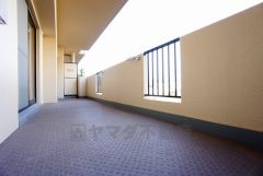 陽当たりの良いバルコニーです。お洗濯やお布団干しはもちろん、日光浴スペースにも。足元は防水工事施工済です。