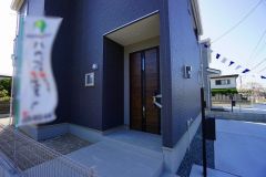 家の顔となる玄関扉がかっこいいと、たくさんの人を招き入れたくなりますね＾＾奥まって設置されており、雨にも濡れにくくなっています。