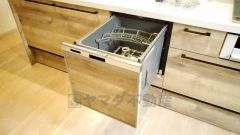 食事の後の手間を解消する食器洗い乾燥機付。冬場の洗い物で手荒れの悩みもなくなります。手洗いよりも節約できて便利。