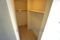 収納力豊富なウォークインクローゼット。洋服や小物などを1箇所にまとめて美しい収納を実現します。